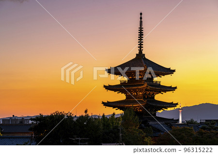 [京都府]八坂塔和京都塔在黃昏時被照亮 96315222