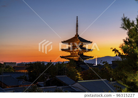 [Kyoto Prefecture] Yasaka Pagoda and Kyoto Tower illuminated at dusk 96315227