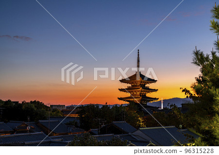 [京都府]八坂塔和京都塔在黃昏時被照亮 96315228