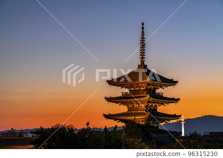 [Kyoto Prefecture] Yasaka Pagoda and Kyoto Tower illuminated at dusk 96315230