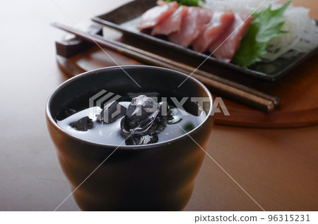 Delicious shochu with water, chilled with ice 96315231