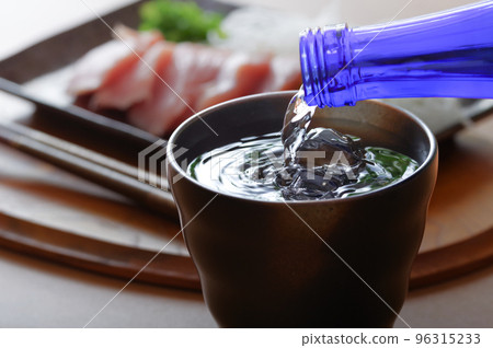 美味的燒酒加水,冰鎮 美味的燒酒加水,冰鎮 96315233