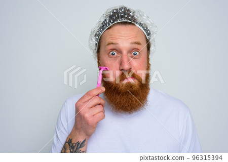Man adjust the beard with a razor blade 96315394