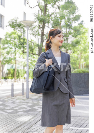 Commuting business woman 96315742