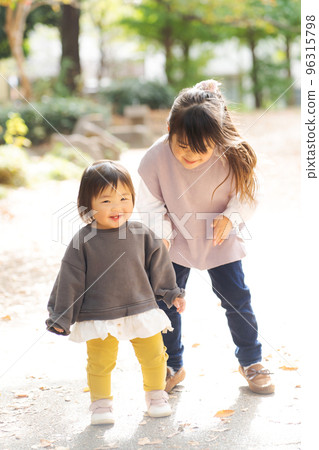 Sisters playing with each other 96315798