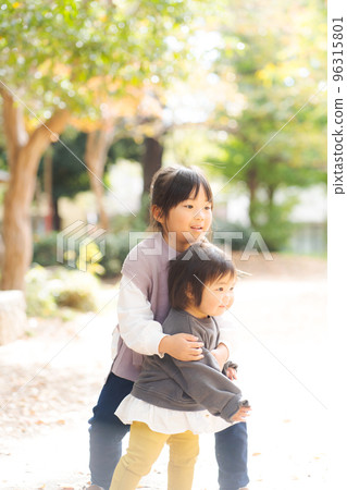 Sisters playing with each other 96315801