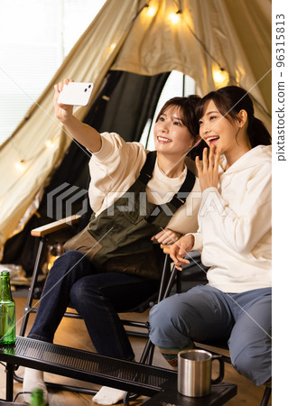 家庭露營用智能手機拍攝的紀念照片 96315813