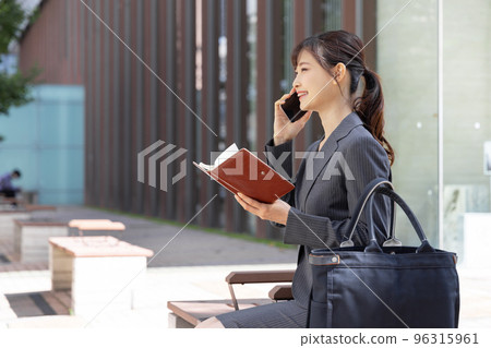 使用智能手機的女商人 使用智能手機的女商人 96315961
