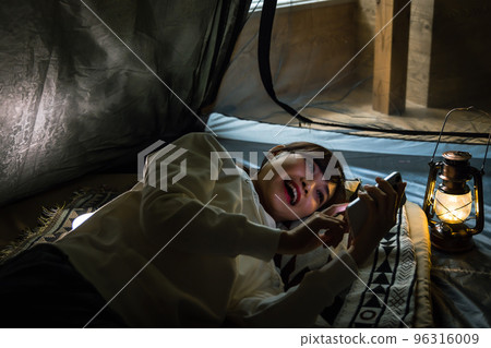 House camp A woman using a smartphone House camp A woman using a smartphone 96316009