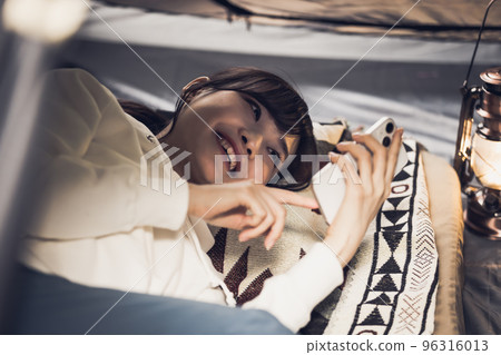 House camp A woman using a smartphone 96316013
