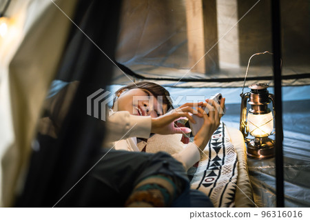 家庭營使用智能手機的女人 96316016