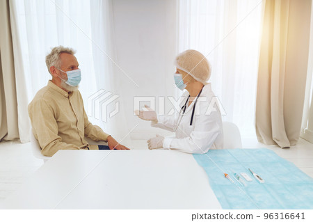Patient is ready to do a covid-19 test with the doctor 96316641
