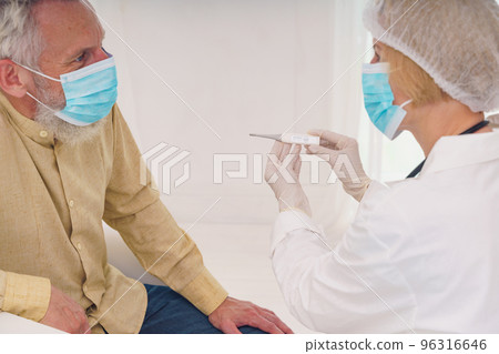 doctor is misuring the temperature of the patient 96316646
