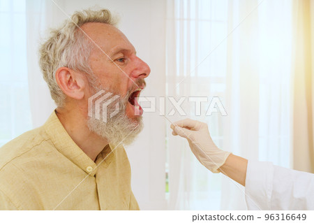 Patient is ready to do a covid-19 test with the doctor 96316649