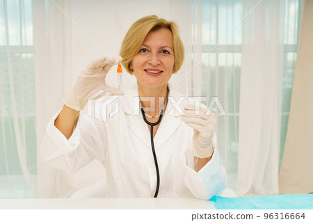 Doctor is checking the covid 19 with a tester 96316664