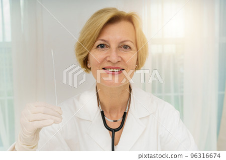 Doctor is checking the covid 19 with a tester 96316674