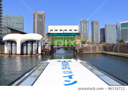 通往濱離宮庭園的汐留川閘門入口 通往濱離宮庭園的汐留川閘門入口 96316712