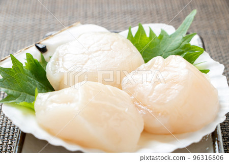 扇貝生魚片放在扇貝殼上。 扇貝生魚片放在扇貝殼上。 96316806