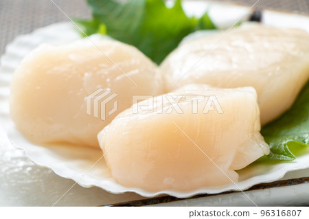 扇貝生魚片放在扇貝殼上。 96316807
