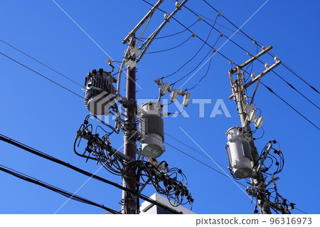 桿式變壓器連接到電線桿 桿式變壓器連接到電線桿 96316973