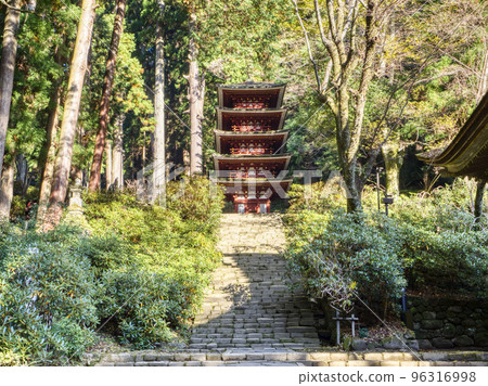 [HDR] Muroji Temple five-storied pagoda in autumn 96316998