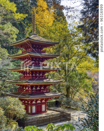 [HDR] Muroji Temple five-storied pagoda in autumn 96316999