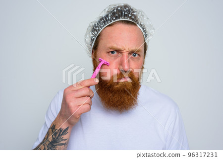 Man adjust the beard with a razor blade 96317231