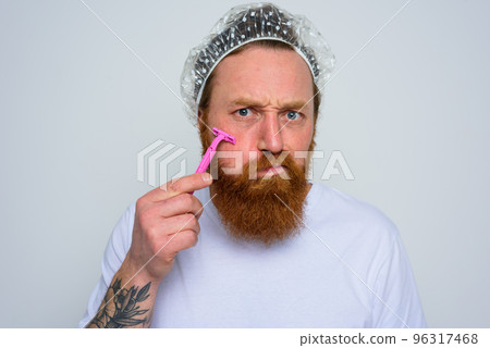 Man adjust the beard with a razor blade 96317468