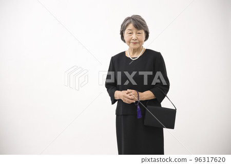 senior woman in mourning clothes 96317620