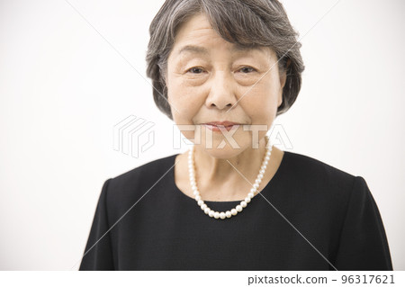 senior woman in mourning clothes 96317621