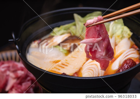 藥膳火鍋，加了很多調料，配上羊肉。 96318033