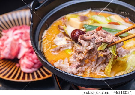 藥膳火鍋，加了很多調料，配上羊肉。 96318034