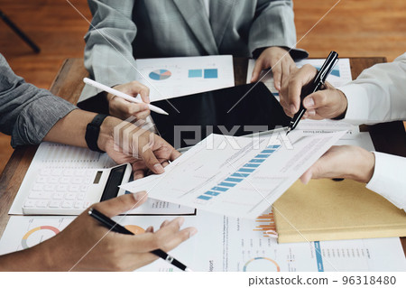 Planning to reduce investment risks, the image of a group of businesspeople working with partners is adjusting marketing strategies to analyze profitable and targeted customer needs at meetings.. Planning to reduce investment risks, the image of a group of businesspeople working with partners is adjusting marketing strategies to analyze profitable and targeted customer needs at meetings.. 96318480
