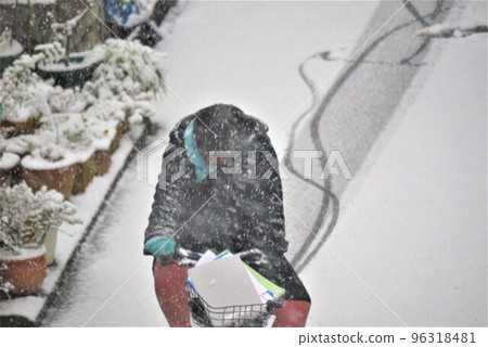 下雪天注意濕滑的道路。 下雪天注意濕滑的道路。 96318481