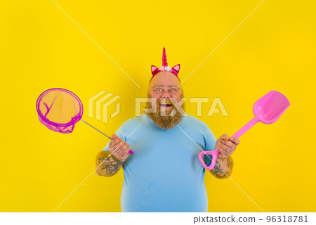 fat man with headband play with sea net and paddle 96318781