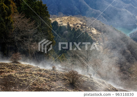 清晨俯瞰丹澤山脈和權現山脊線的三又殖民地 清晨俯瞰丹澤山脈和權現山脊線的三又殖民地 96318830