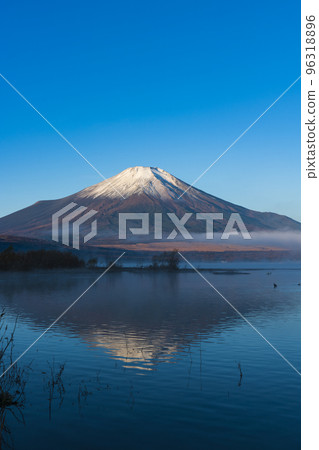 Crimson Mt.Fuji of Lake Yamanaka and Kearashi Crimson Mt.Fuji of Lake Yamanaka and Kearashi 96318896