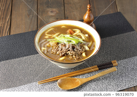 Curry udon with green onion and beef 96319070