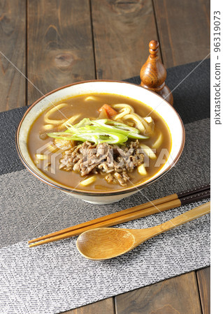Curry udon with green onion and beef 96319073