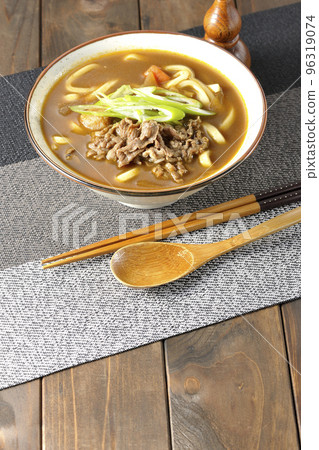 Curry udon with green onion and beef 96319074