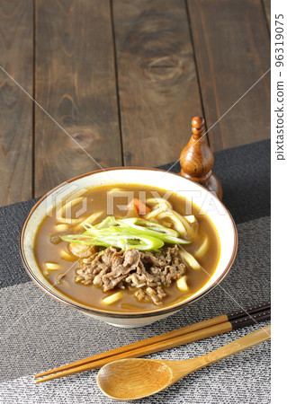 Curry udon with green onion and beef 96319075