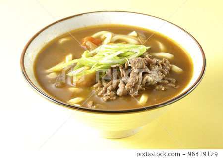 Curry udon with green onion and beef 96319129