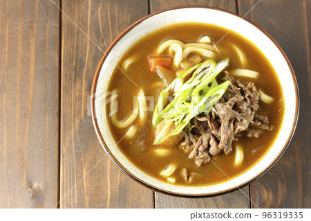 A bird's-eye view of curry udon with green onions and beef 96319335