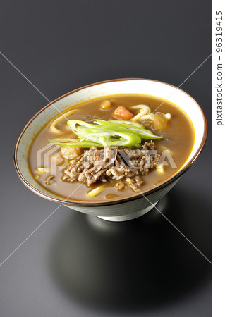 黑色背景中的咖哩烏冬配蔥和牛肉 黑色背景中的咖哩烏冬配蔥和牛肉 96319415