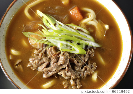 黑色背景中蔥和牛肉咖哩烏冬面的鳥瞰圖 96319492