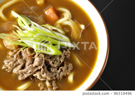 黑色背景中蔥和牛肉咖哩烏冬面的鳥瞰圖 96319496