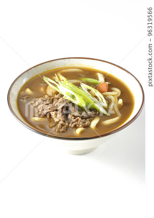 白色背景下的咖哩烏冬面配蔥和牛肉 96319566