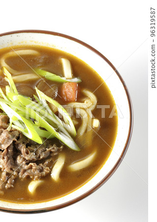 白色背景下的蔥牛肉咖哩烏冬鳥瞰圖 白色背景下的蔥牛肉咖哩烏冬鳥瞰圖 96319587
