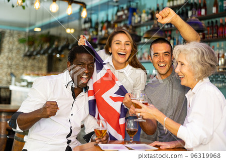International group of people with UK flag toasting with beer, having fun at party 96319968