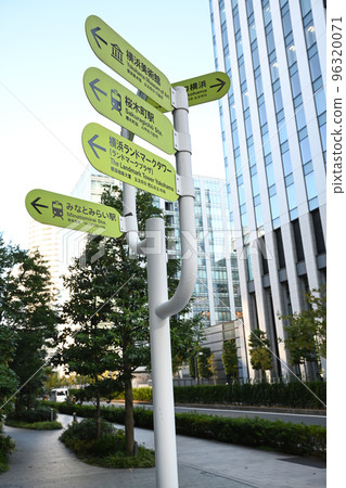 港未來站前十字路口的信息顯示板風景 96320071